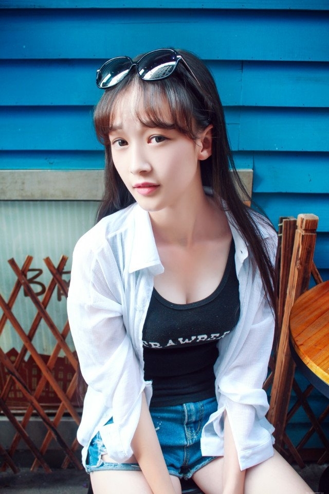 爱笑的女孩楚楚动人街拍图片