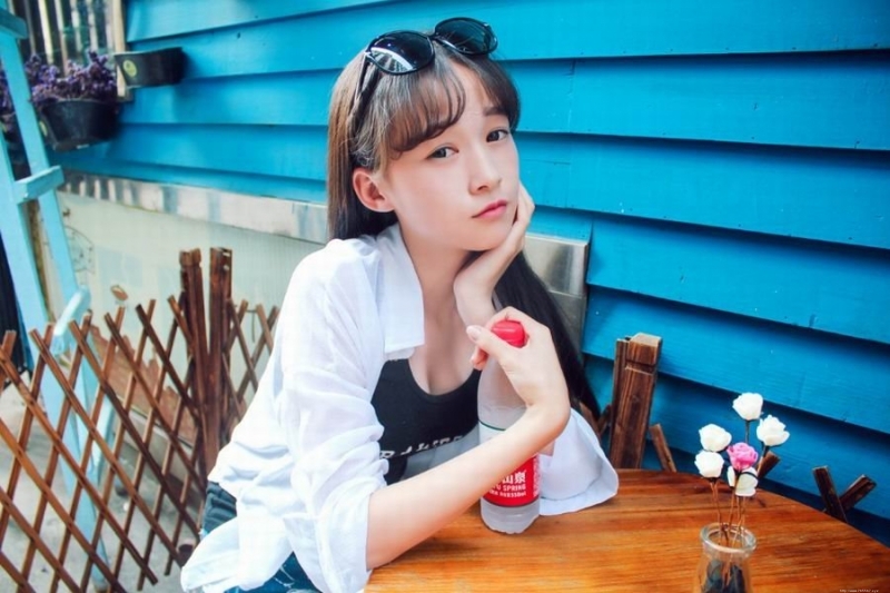 爱笑的女孩楚楚动人街拍图片