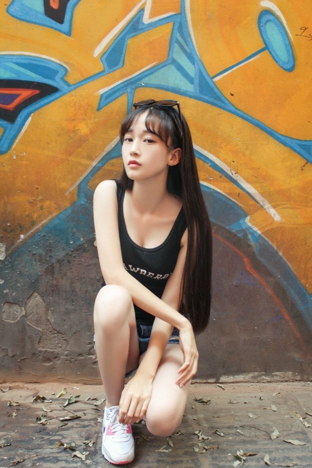 爱笑的女孩楚楚动人街拍图片