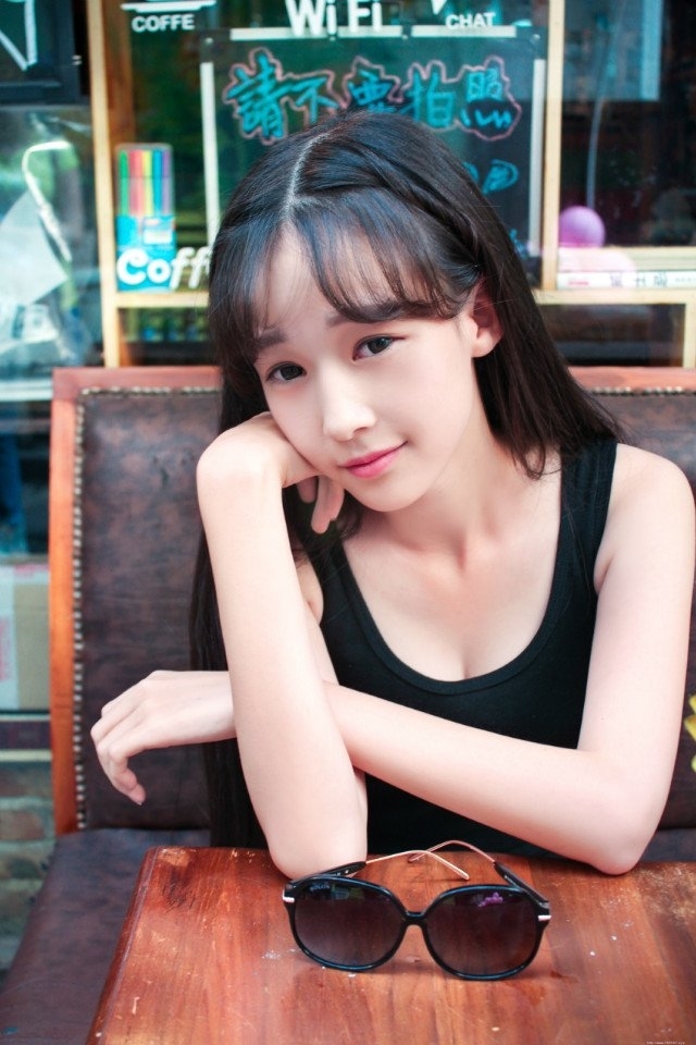 爱笑的女孩楚楚动人街拍图片