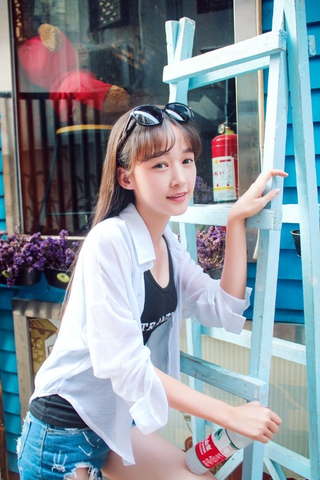 爱笑的女孩楚楚动人街拍图片