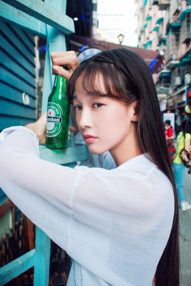 爱笑的女孩楚楚动人街拍图片