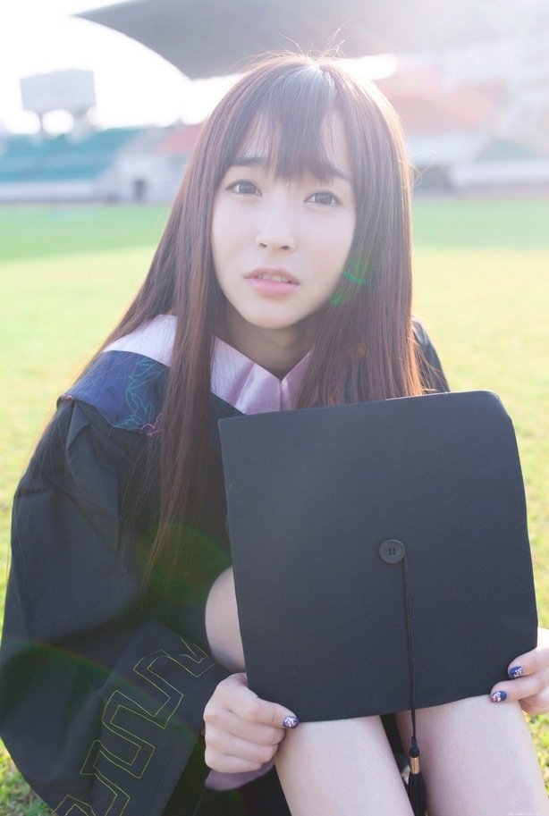 爱笑的女孩楚楚动人街拍图片