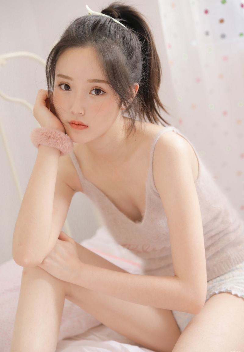 嘟嘴卖萌女孩明眸善睐可爱图片