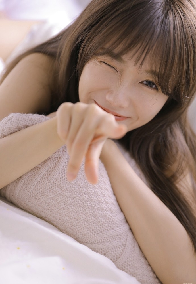 嘟嘴卖萌女孩明眸善睐可爱图片