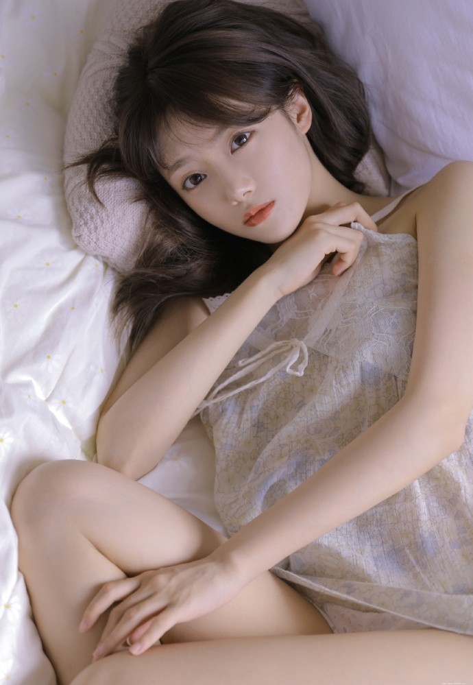 嘟嘴卖萌女孩明眸善睐可爱图片