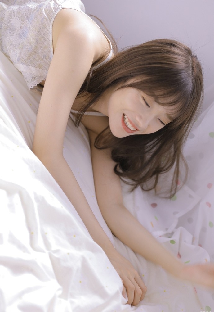 嘟嘴卖萌女孩明眸善睐可爱图片