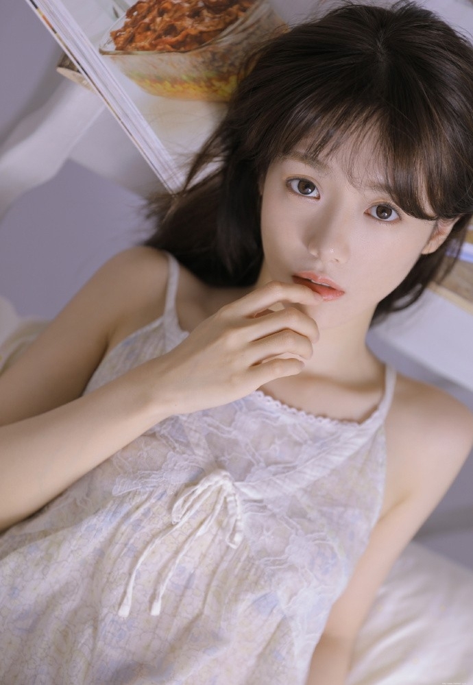 嘟嘴卖萌女孩明眸善睐可爱图片