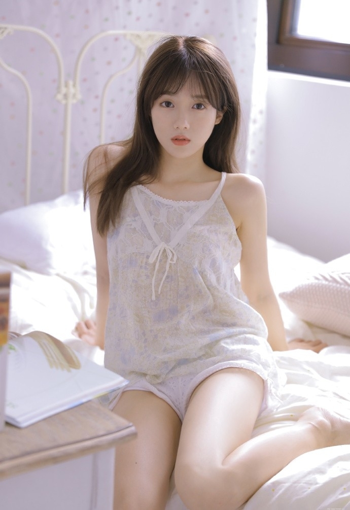 嘟嘴卖萌女孩明眸善睐可爱图片