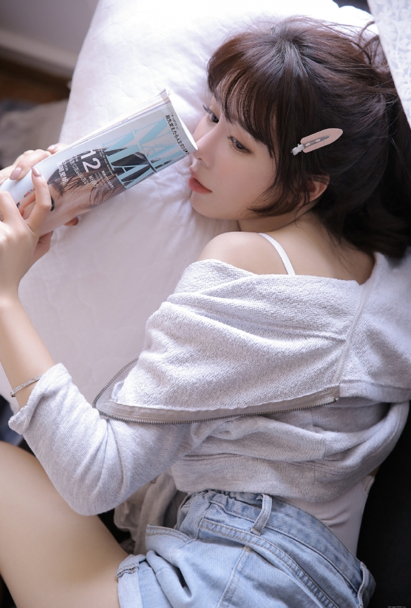 邻家女孩牛仔热裤修长美腿写真