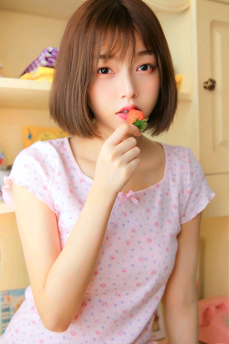 极品摄影童颜萝莉齐肩短发乖巧文静写真