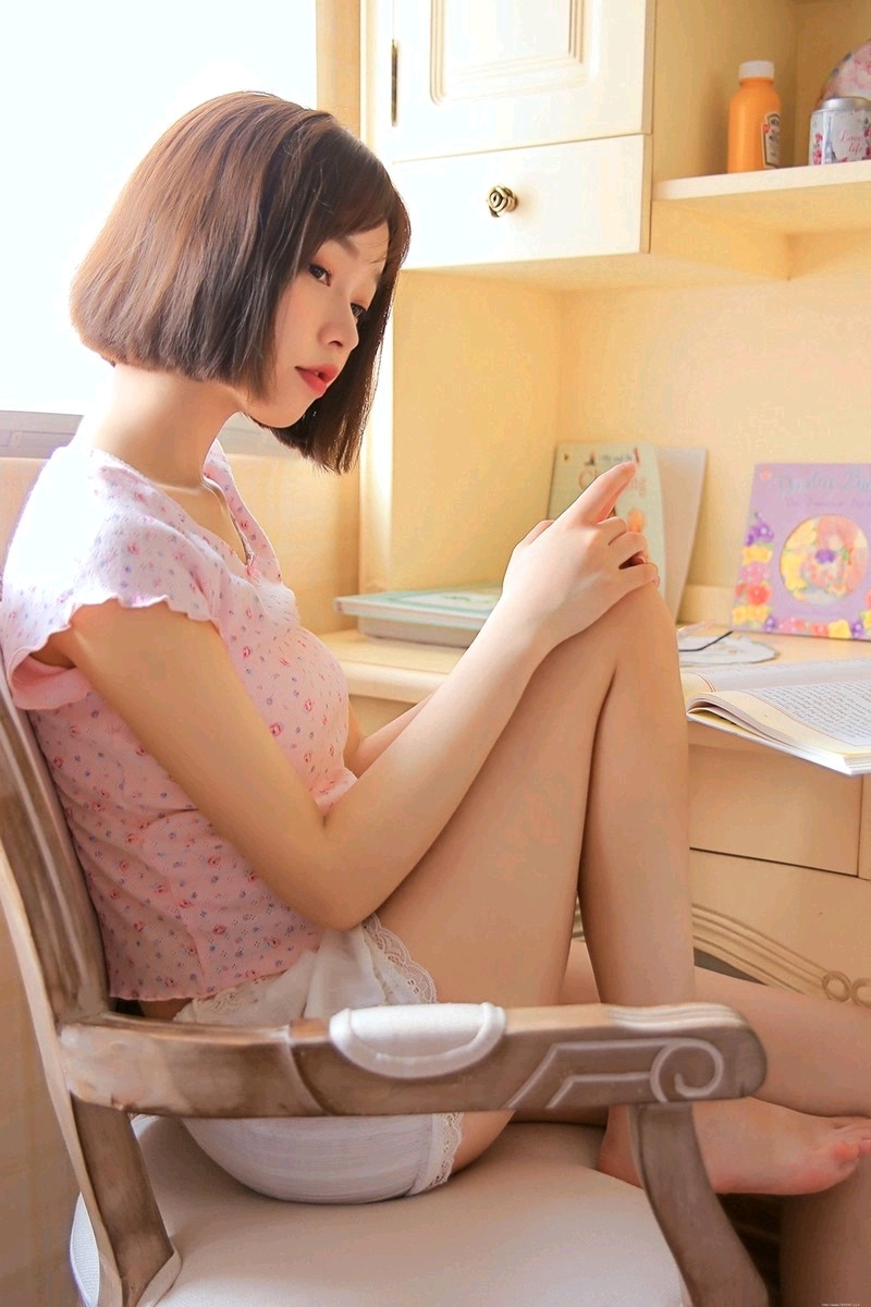 极品摄影童颜萝莉齐肩短发乖巧文静写真