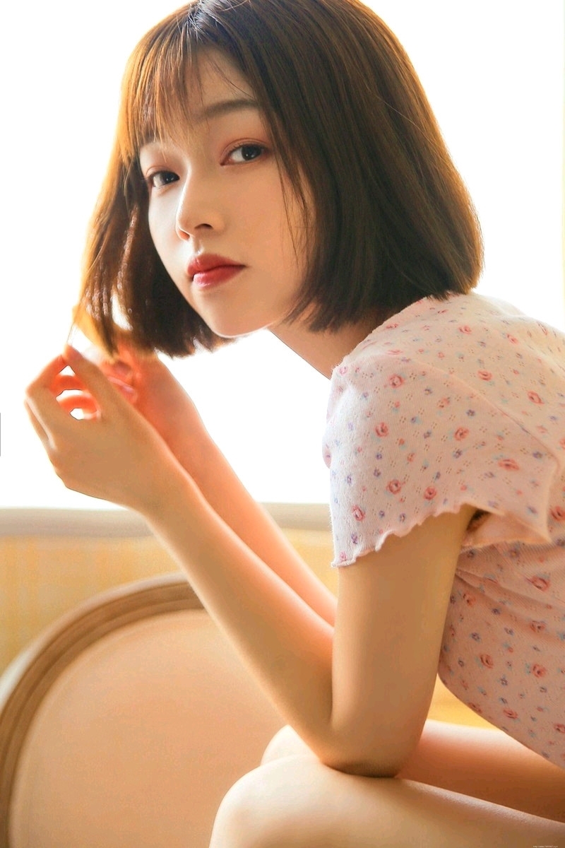极品摄影童颜萝莉齐肩短发乖巧文静写真