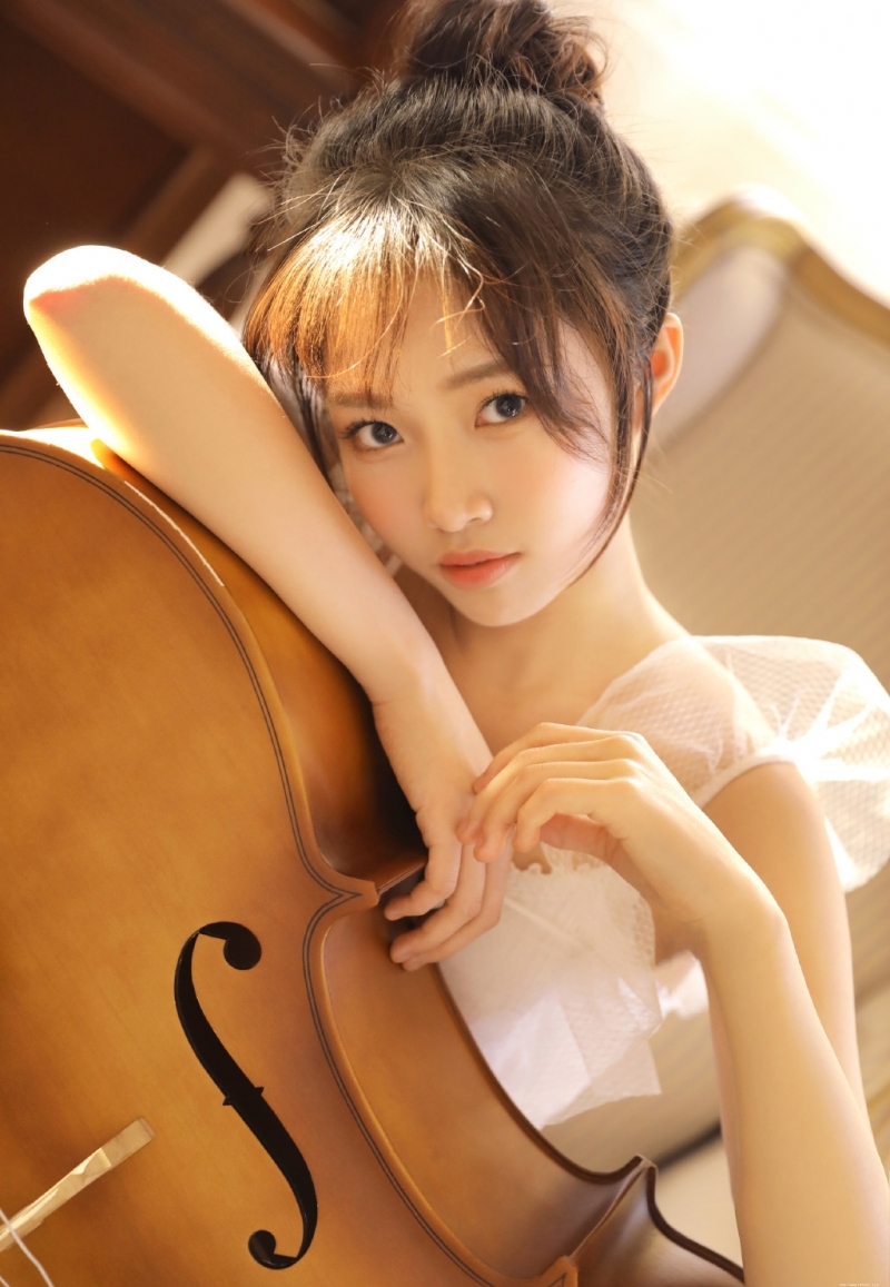 大提琴美女纯白连衣裙居家写真