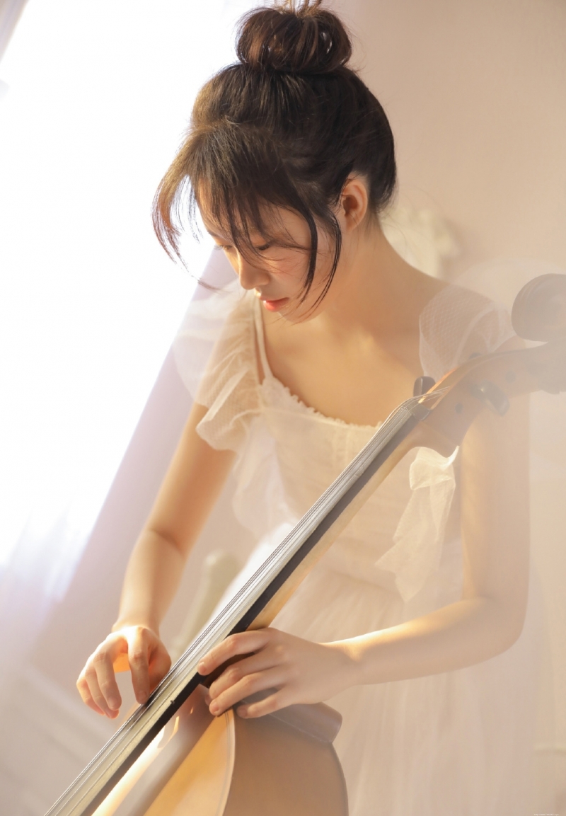 大提琴美女纯白连衣裙居家写真