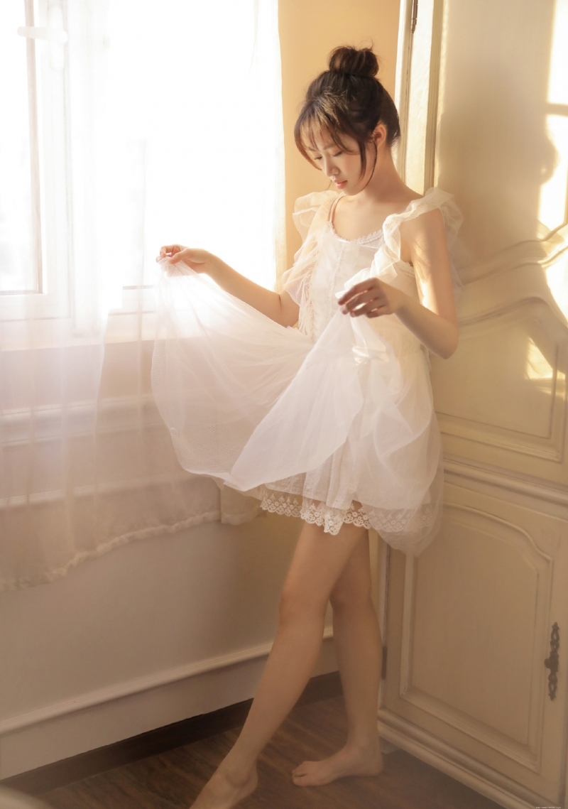 大提琴美女纯白连衣裙居家写真