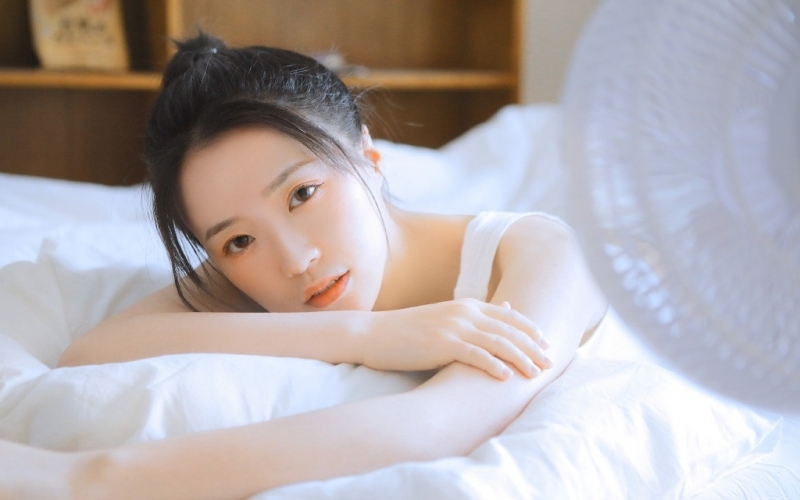 奶萌少女杏眼红唇娇憨可爱图片