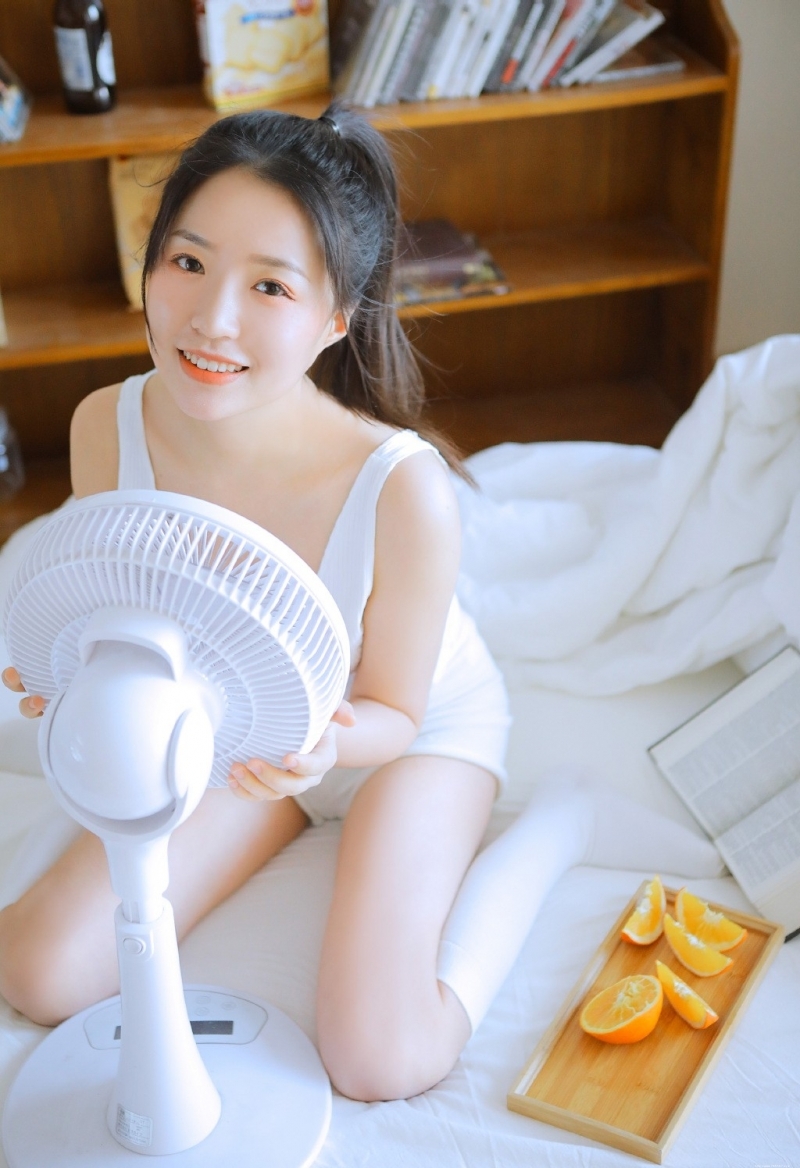 奶萌少女杏眼红唇娇憨可爱图片