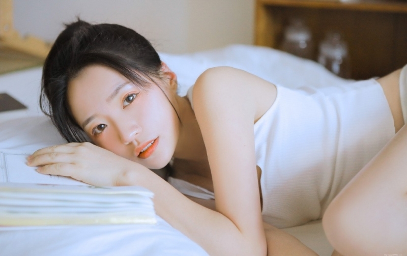 奶萌少女杏眼红唇娇憨可爱图片