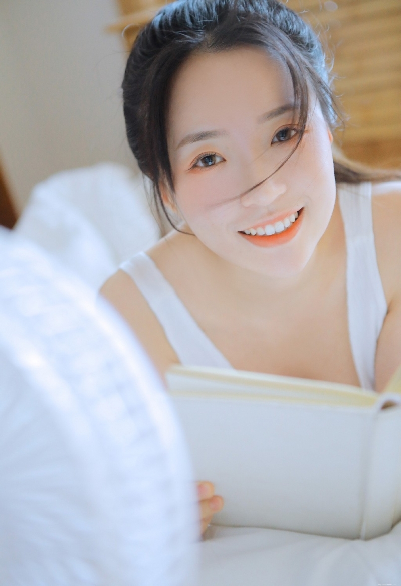 奶萌少女杏眼红唇娇憨可爱图片