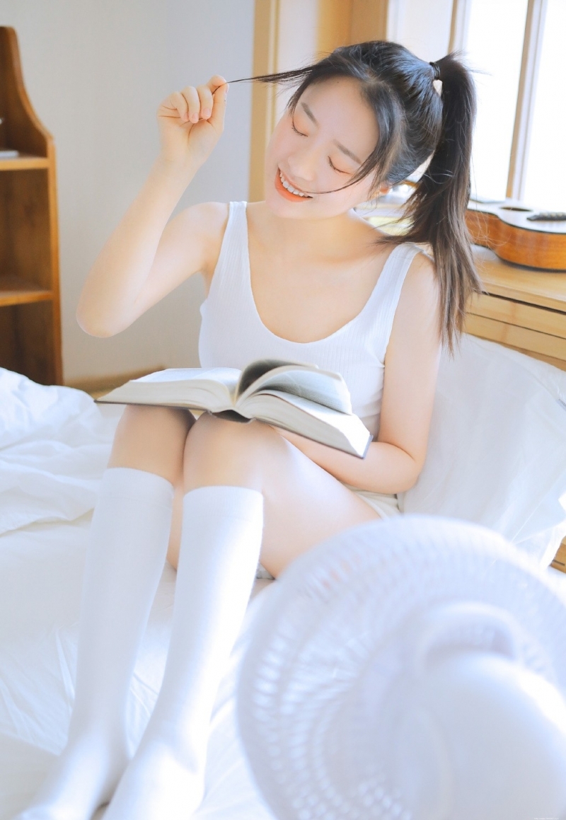 奶萌少女杏眼红唇娇憨可爱图片