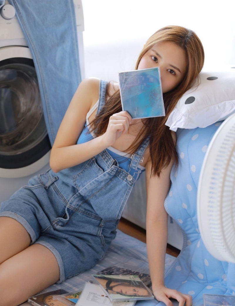 长发美女吊带睡裙苗条身材写真