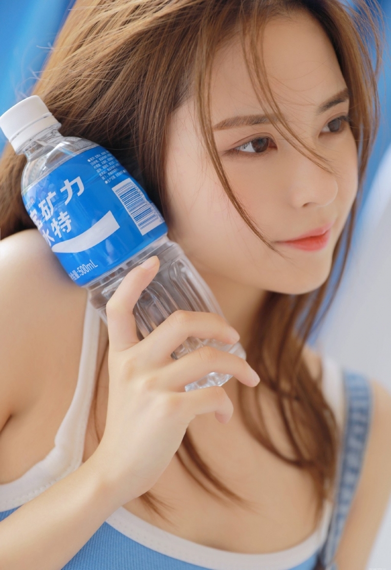 长发美女吊带睡裙苗条身材写真