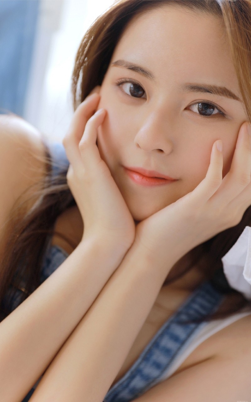 长发美女吊带睡裙苗条身材写真