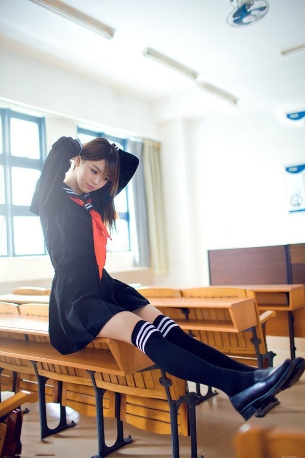 美女校花制服短裙黑丝美腿写真