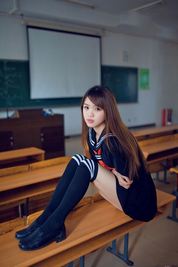 美女校花制服短裙黑丝美腿写真