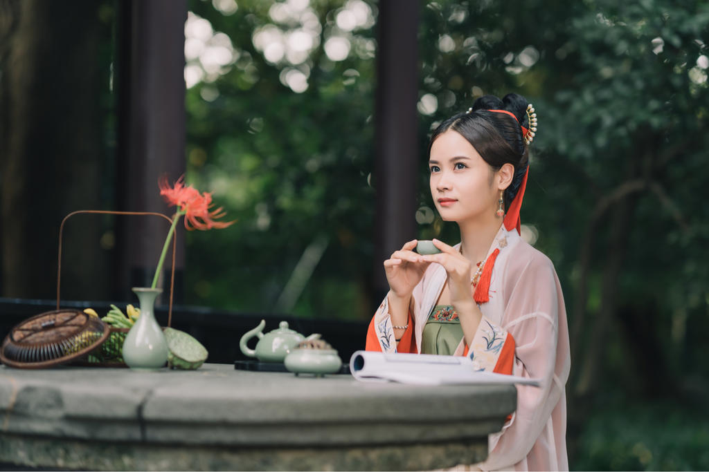 温婉端庄的汉服美女唯美古风摄影