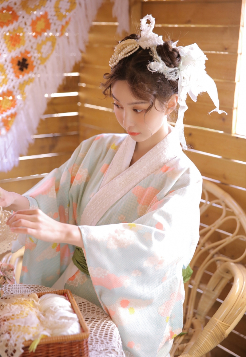 日韩美女简单和服养眼漂亮写真