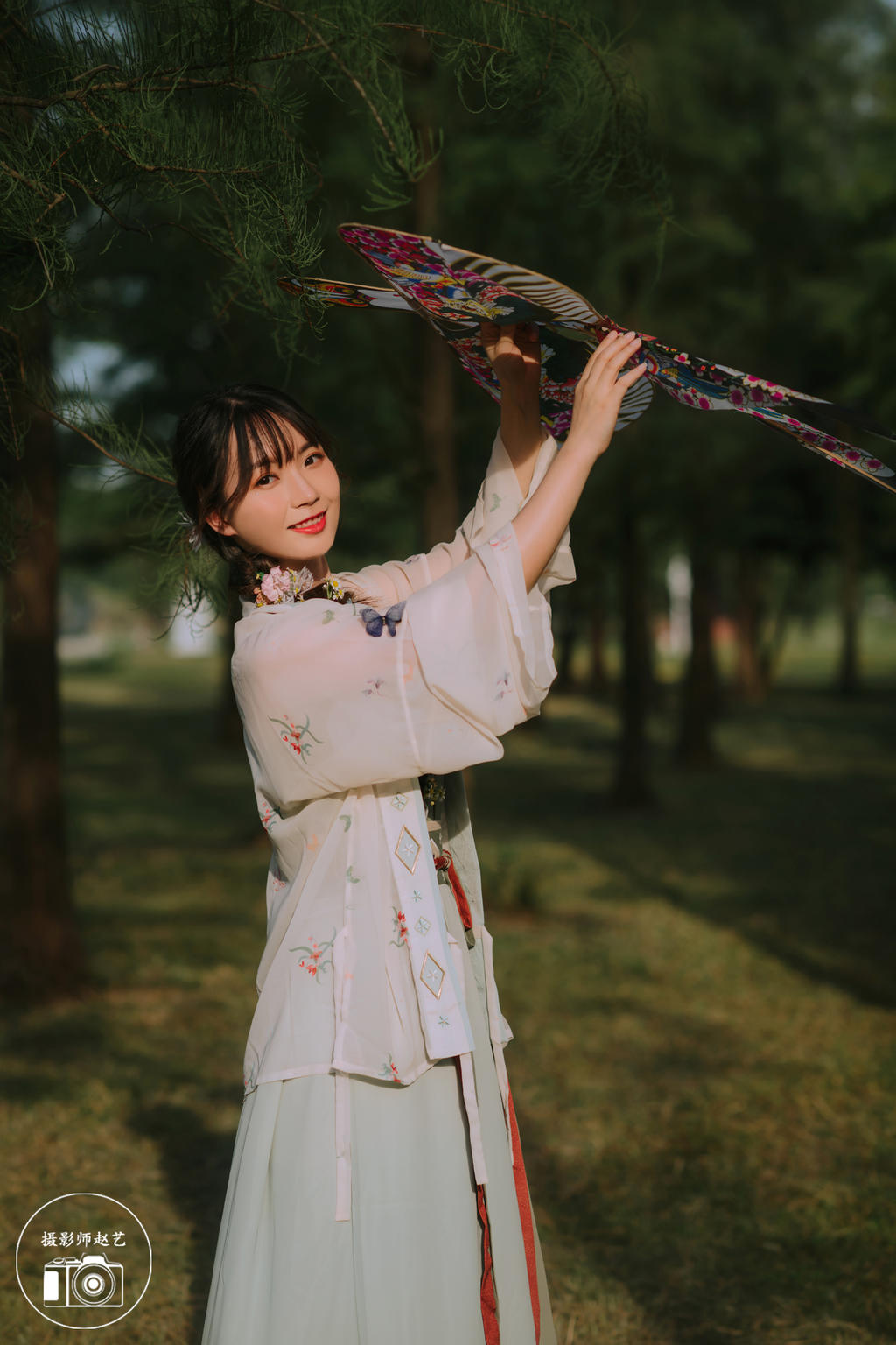 清新小女生拍摄森系汉服图片