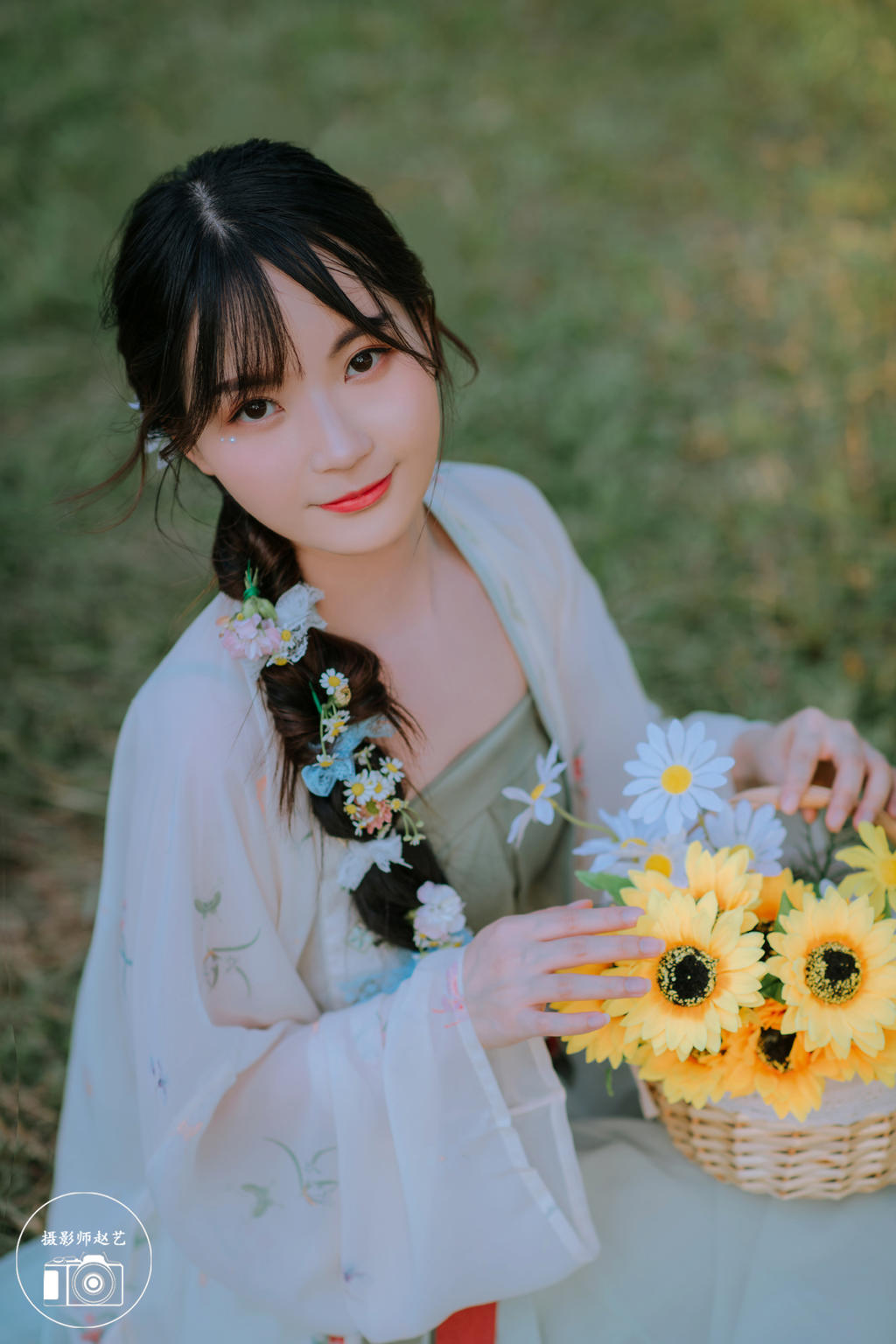 清新小女生拍摄森系汉服图片