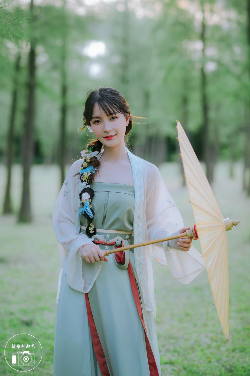 清新小女生拍摄森系汉服图片