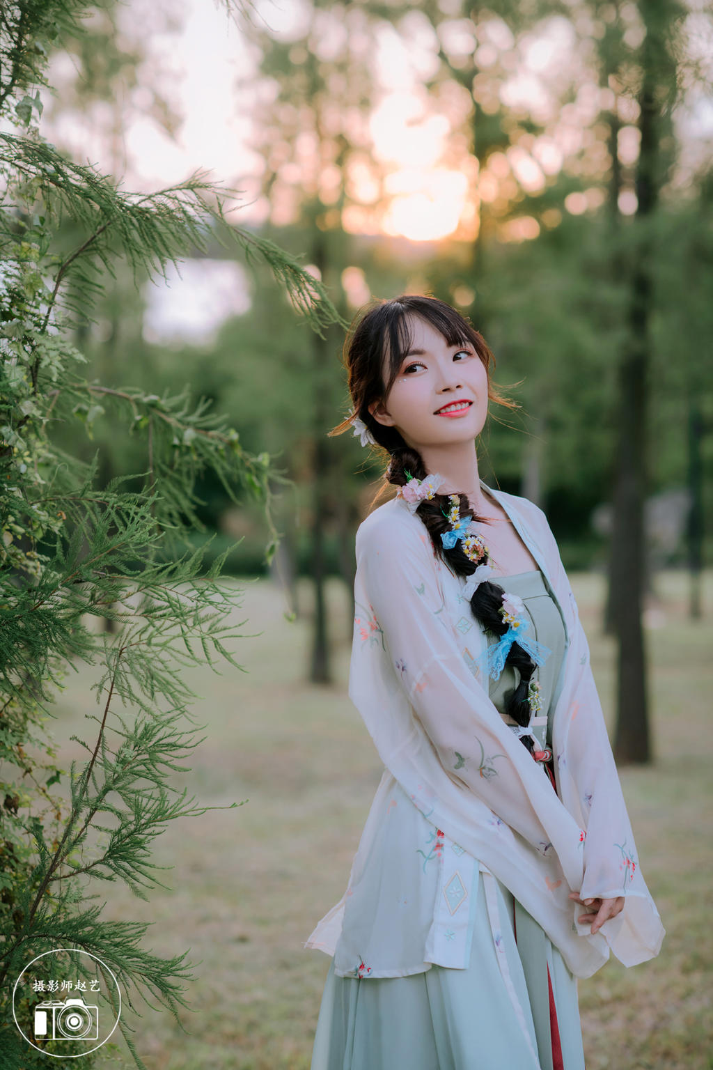 清新小女生拍摄森系汉服图片