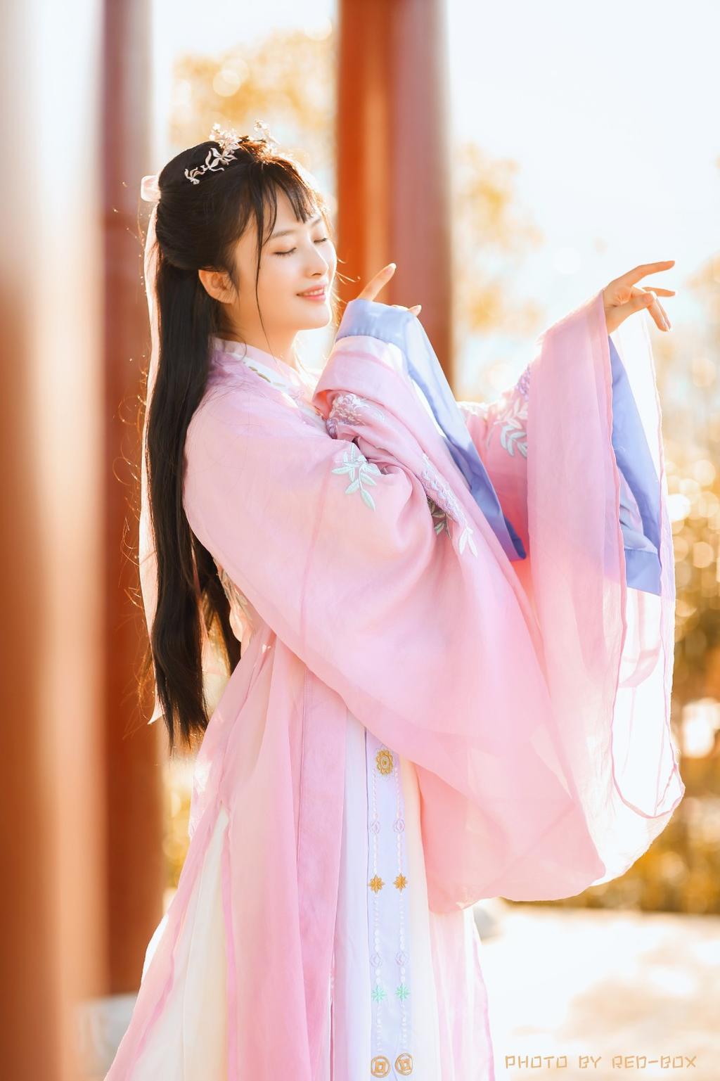 温婉美人秋日粉色汉服唯美古风摄影