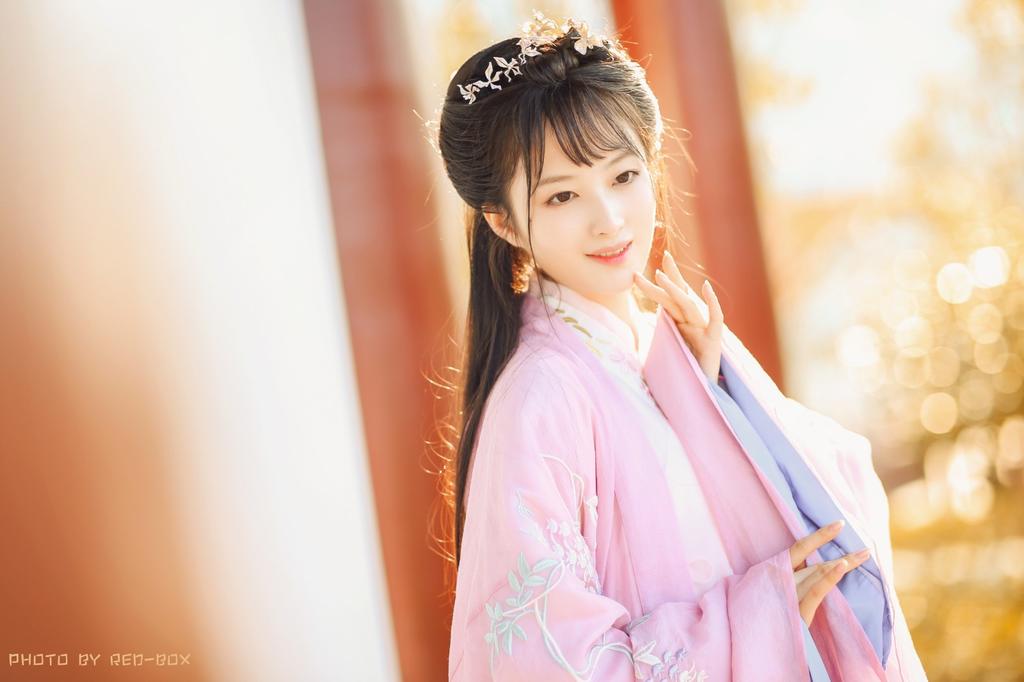 温婉美人秋日粉色汉服唯美古风摄影