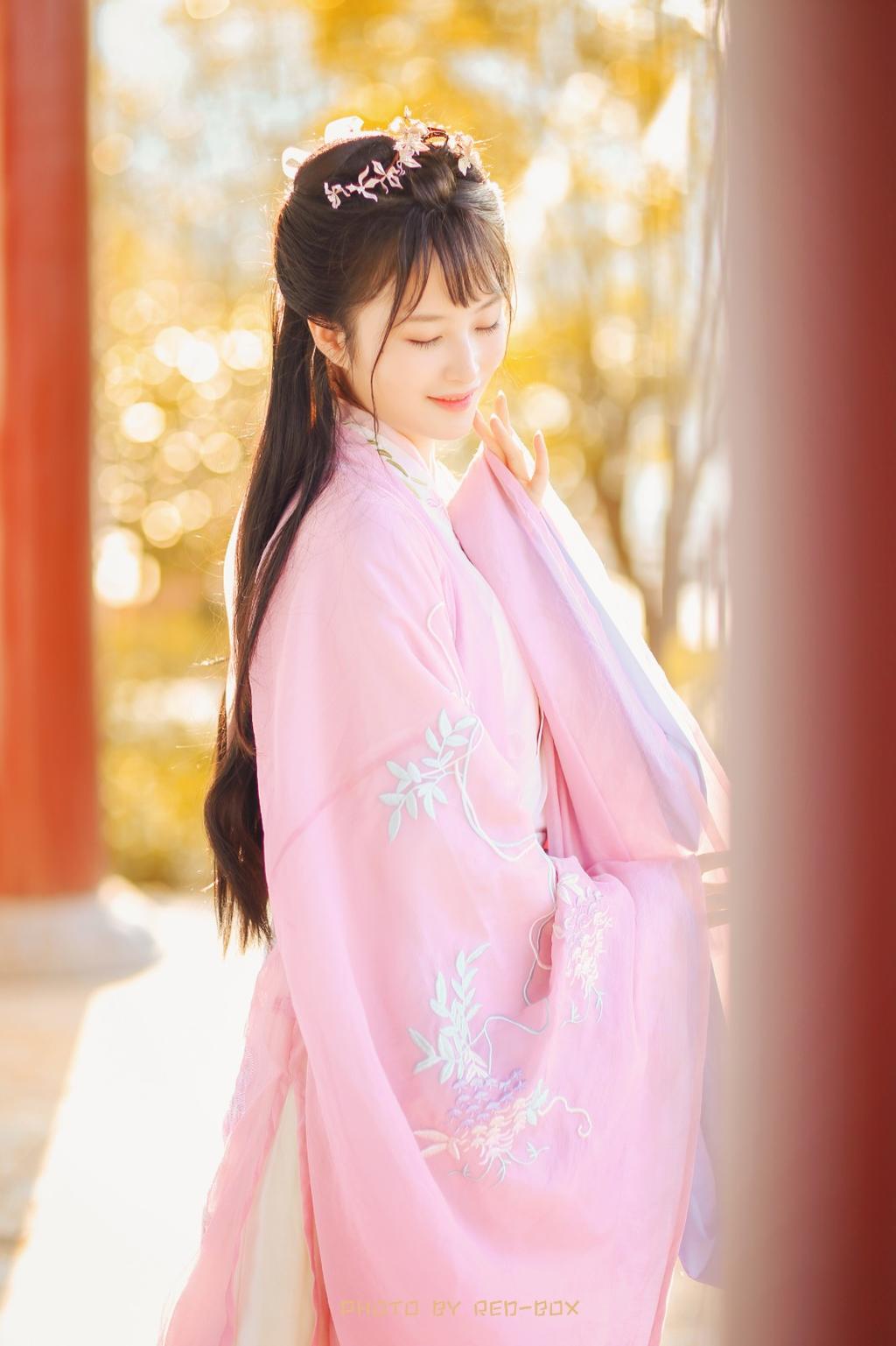 温婉美人秋日粉色汉服唯美古风摄影