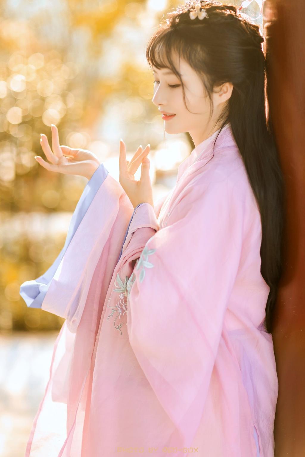 温婉美人秋日粉色汉服唯美古风摄影