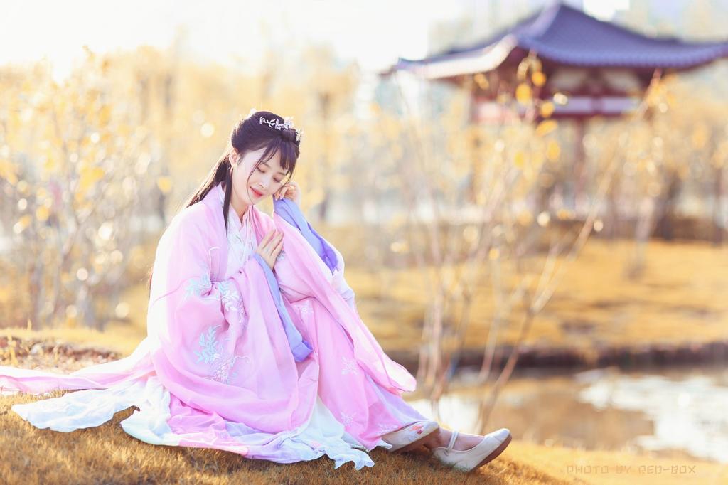 温婉美人秋日粉色汉服唯美古风摄影