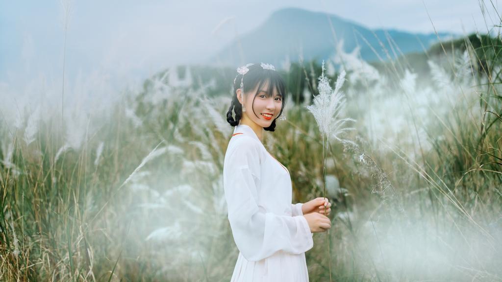 清纯古风美人芦苇荡里养眼汉服图片