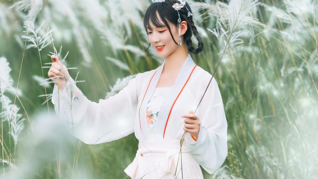 清纯古风美人芦苇荡里养眼汉服图片