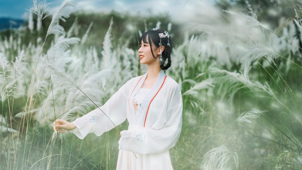 清纯古风美人芦苇荡里养眼汉服图片