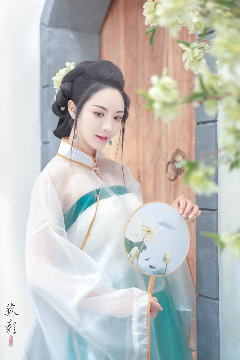 圆脸汉服美女气质优雅漂亮写真