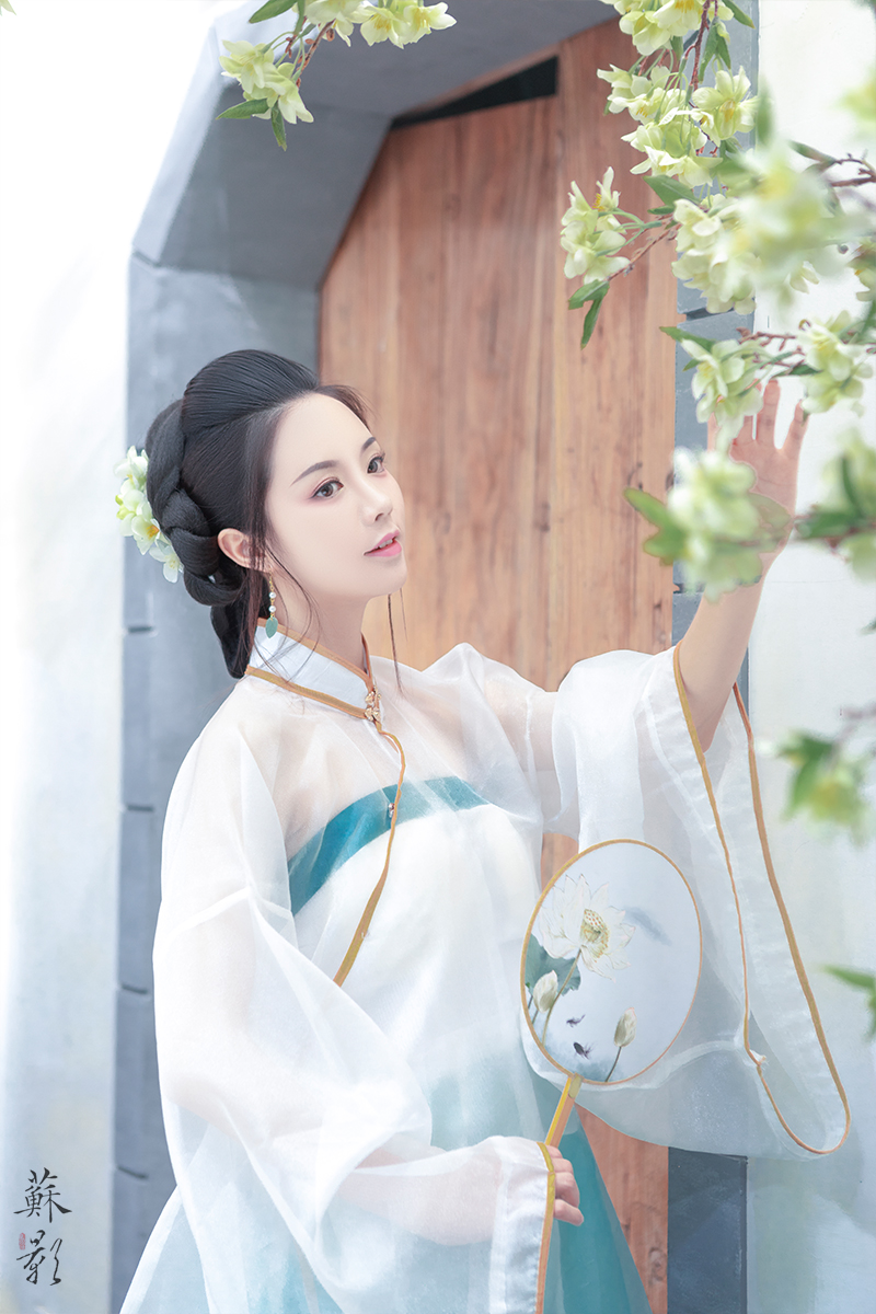 圆脸汉服美女气质优雅漂亮写真