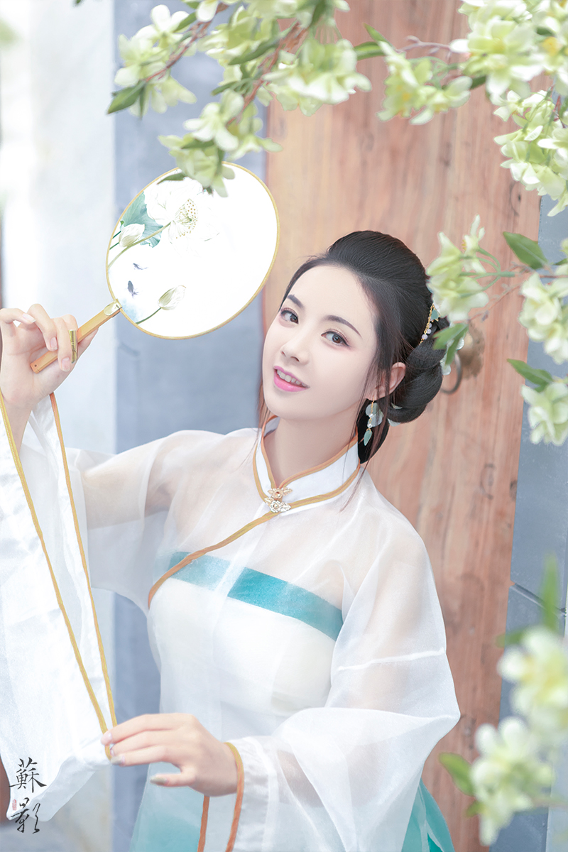 圆脸汉服美女气质优雅漂亮写真