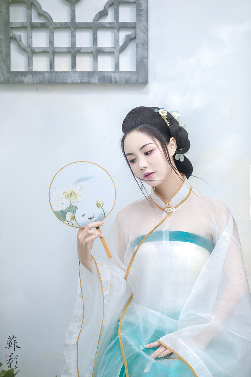 圆脸汉服美女气质优雅漂亮写真