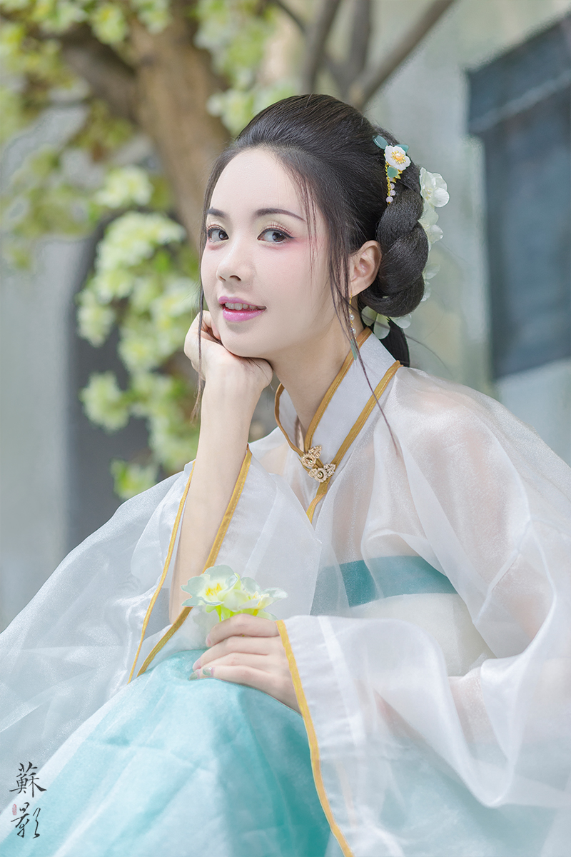 圆脸汉服美女气质优雅漂亮写真