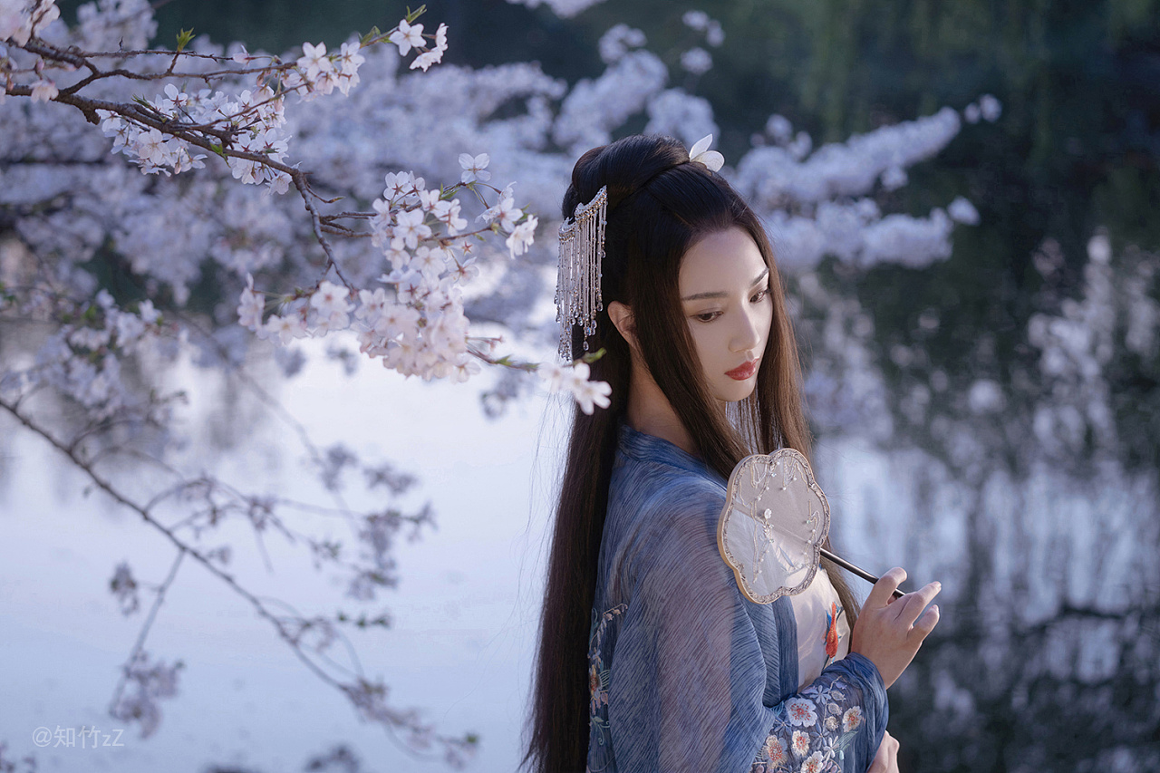 古装美女桃林风情万种古风摄影